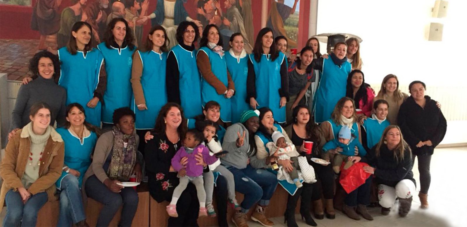El equipo de voluntarias y las mamás de Mater Filius, reunidos para una foto.