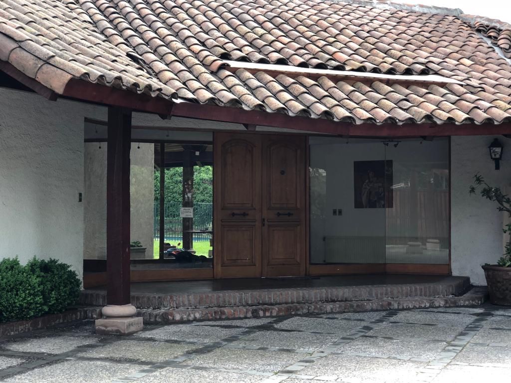 Fachada de la casa de acogida, con su techo de tejas y el portón de entrada.